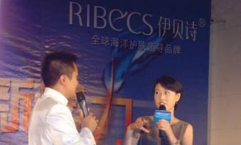 公司主持人阿亮与著名影星周海媚同台