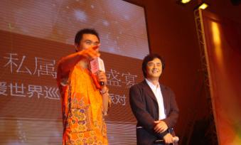 公司主持人阿亮与著名歌手黄格选同台