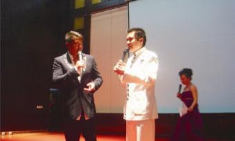 公司主持人阿亮与香港明星魏峻杰同台