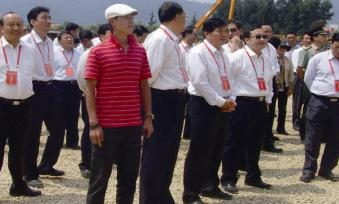 周厚林与昆明市委书记（仇和）在活动现场.