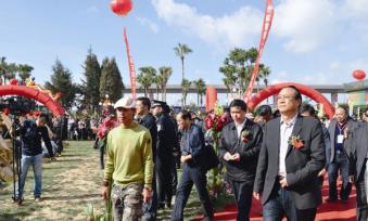 周厚林与昆明市市委书记（张田欣）在活动现场