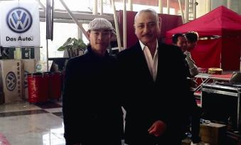 周厚林与影视明星（汤镇业）在活动现场合影