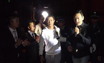 周厚林与香港影视明星（陶大宇）在活动现场