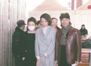 周厚林与央视主持人：董卿一起录制春晚现场