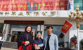 周厚林与世界道教协会会长张怡香（106岁）合影留念