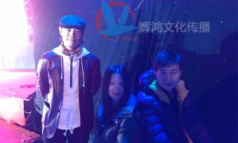 周厚林与著名歌手（付笛声和任静）合影
