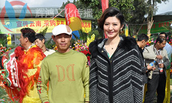 周厚林与云南电视台著名主持人王千荷合影