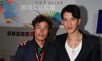 周厚林与著名演员歌手(蒲巴甲)合影